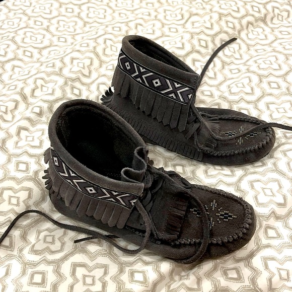 Manitobah Mukluks Shoes - Manitobah Mukluks, ankle grey suede with beading